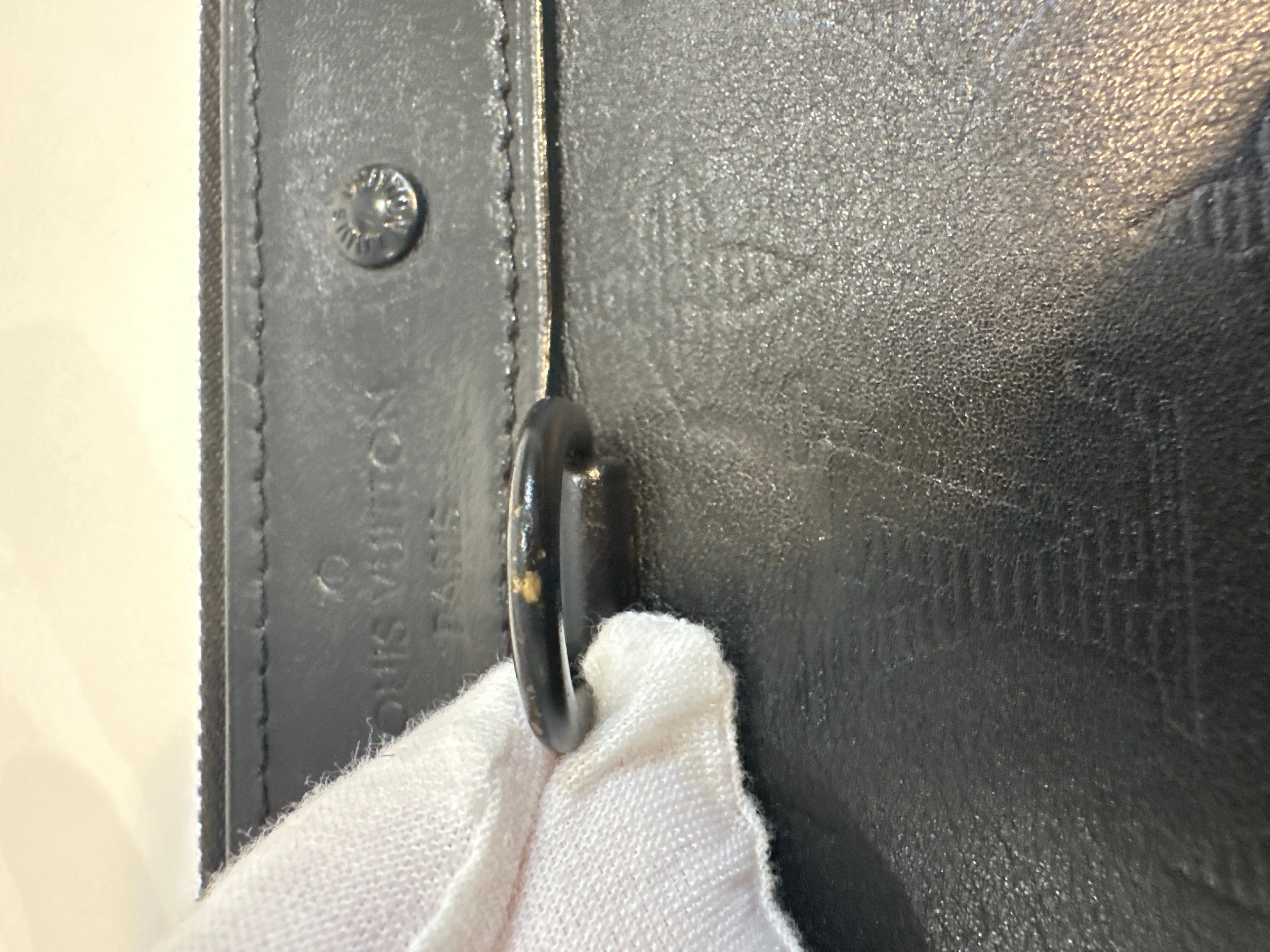 Louis Vuitton
Monogram Shadow Discovery Pochette