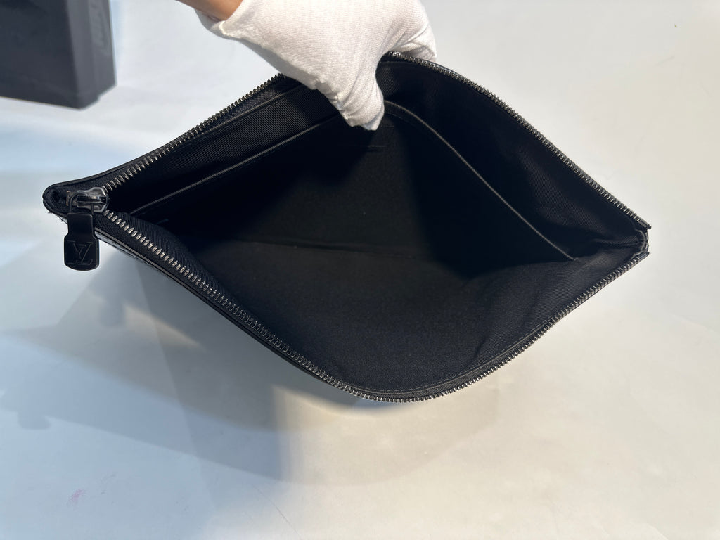 Louis Vuitton
Monogram Shadow Discovery Pochette