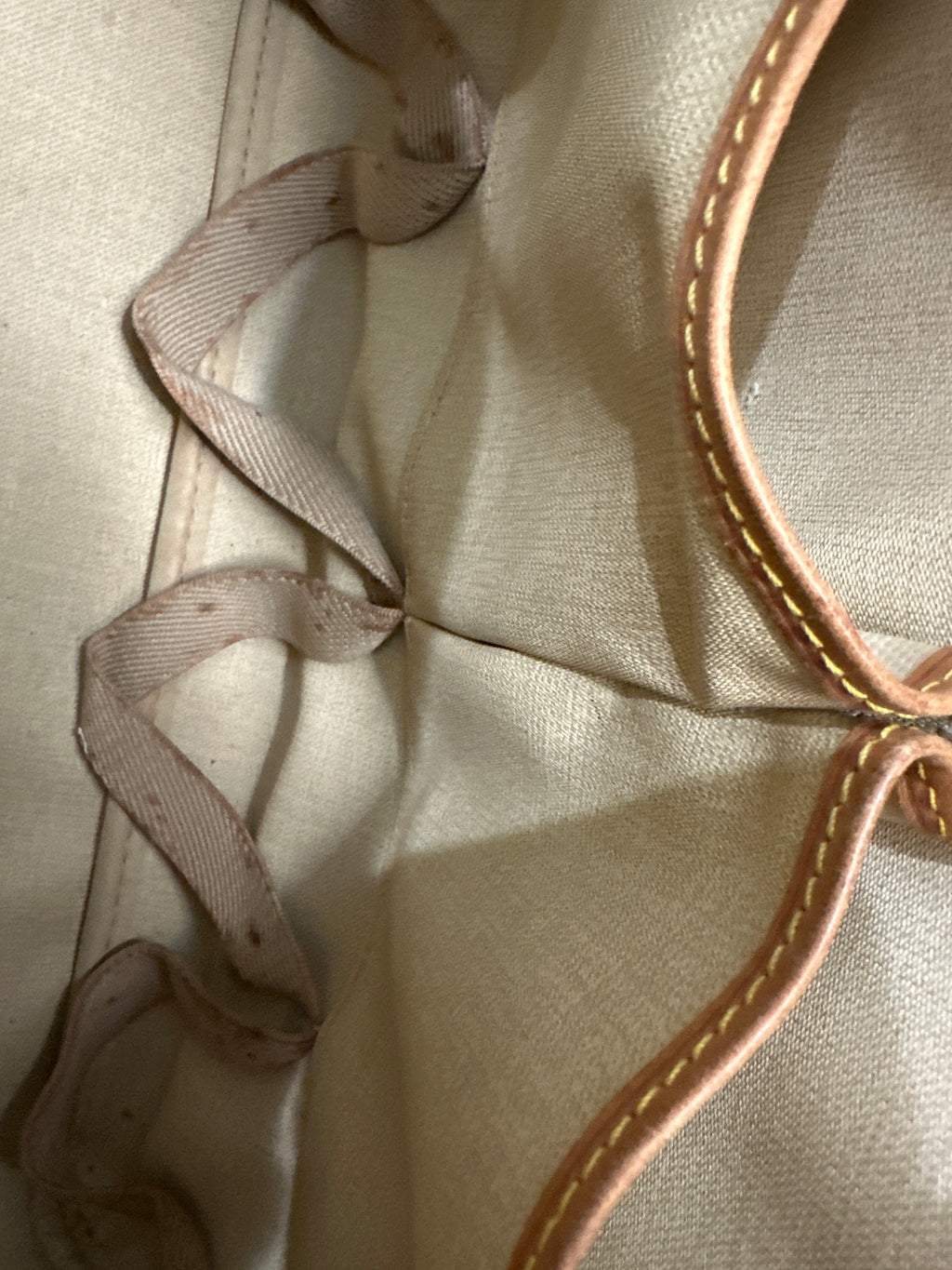 Vintage Louis Vuitton Deauville leather handbag