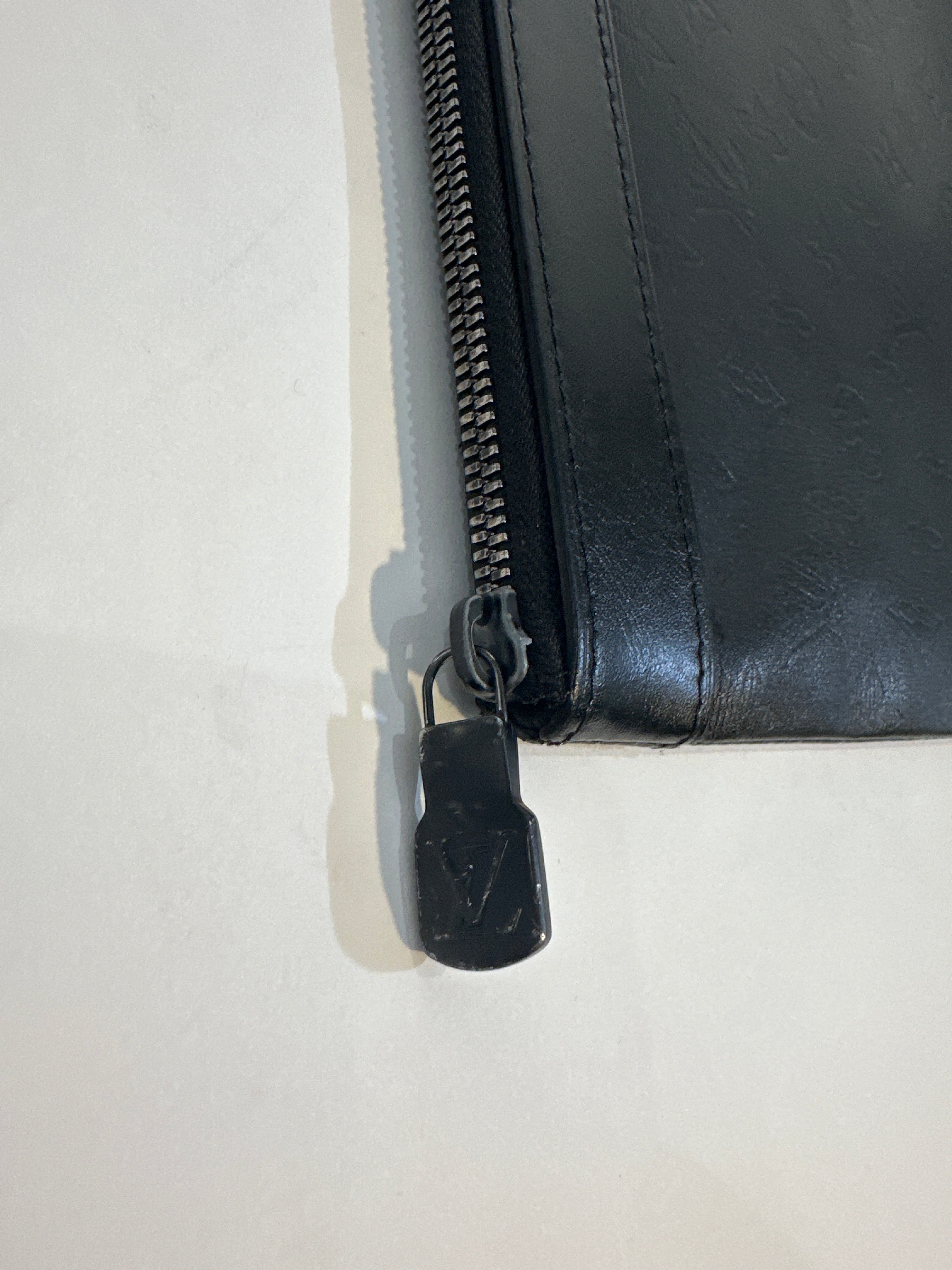 Louis Vuitton
Monogram Shadow Discovery Pochette