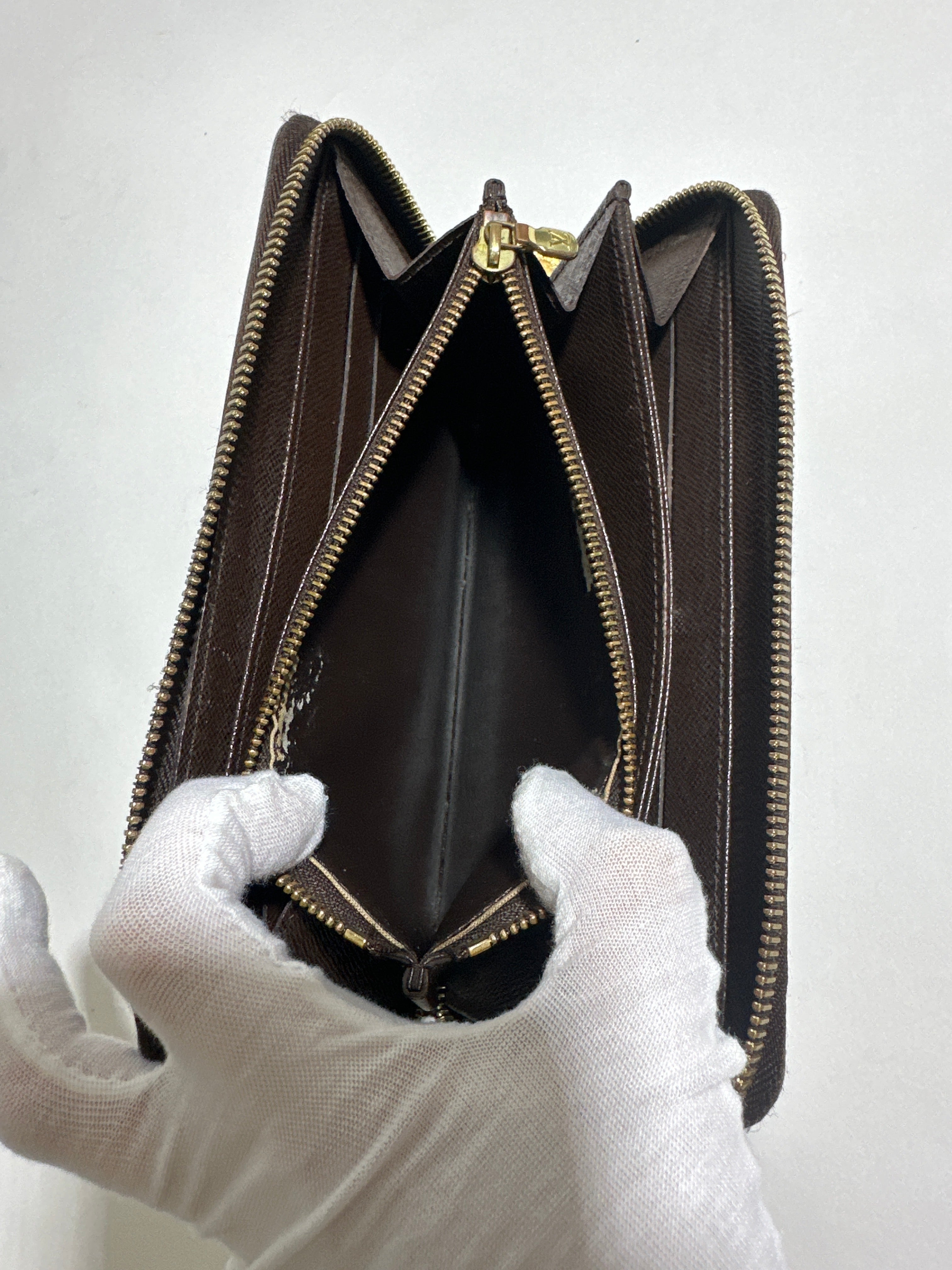 Louis Vuitton 2010 Damier Zippy Wallet with coa