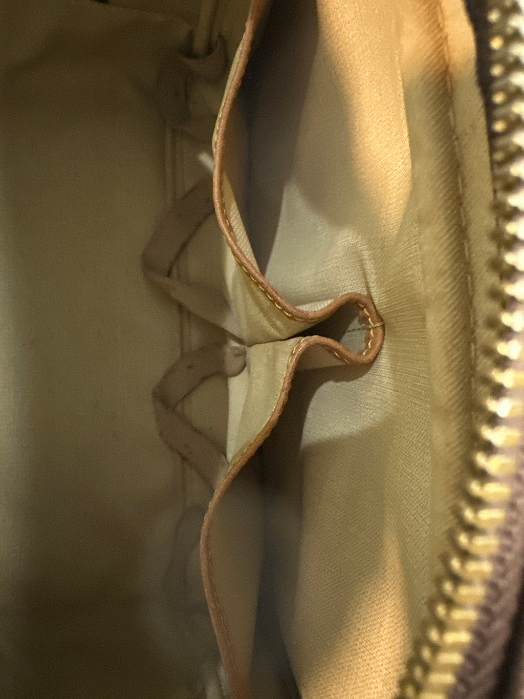 Vintage Louis Vuitton Deauville leather handbag