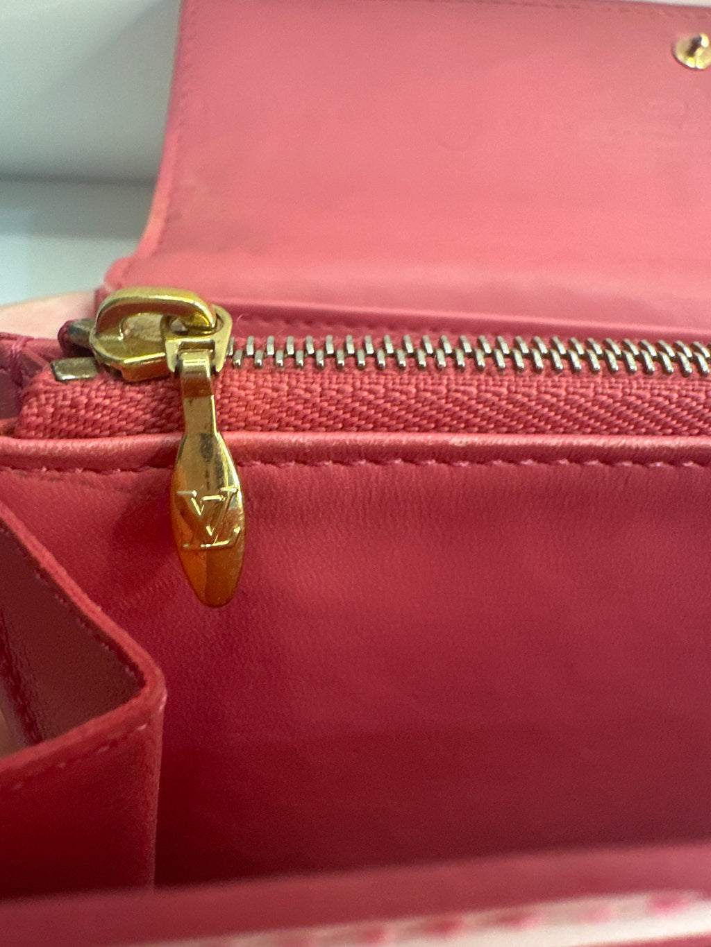 LOUIS VUITTON Portefeuille Sarah Monogram Vernis