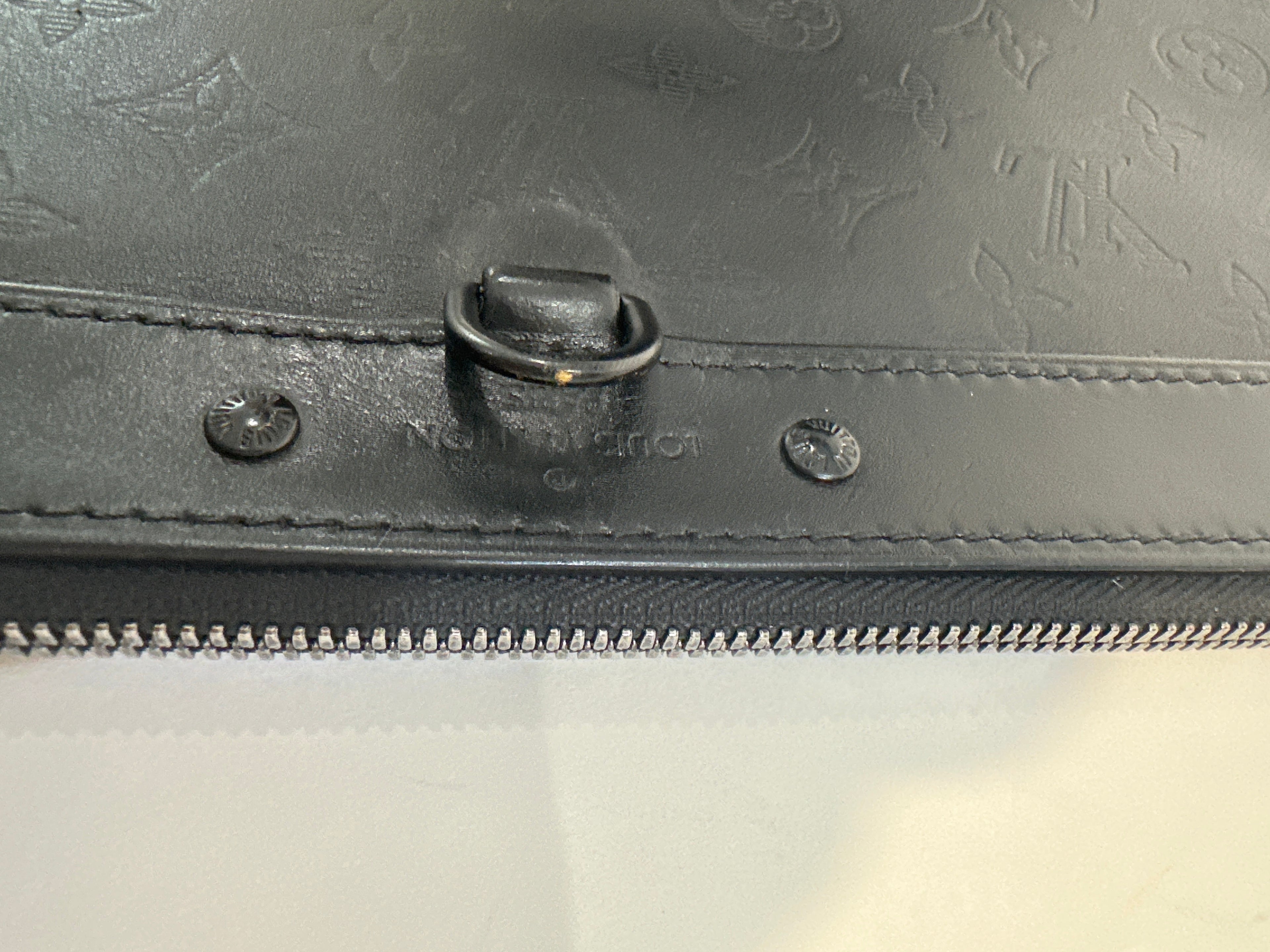 Louis Vuitton
Monogram Shadow Discovery Pochette