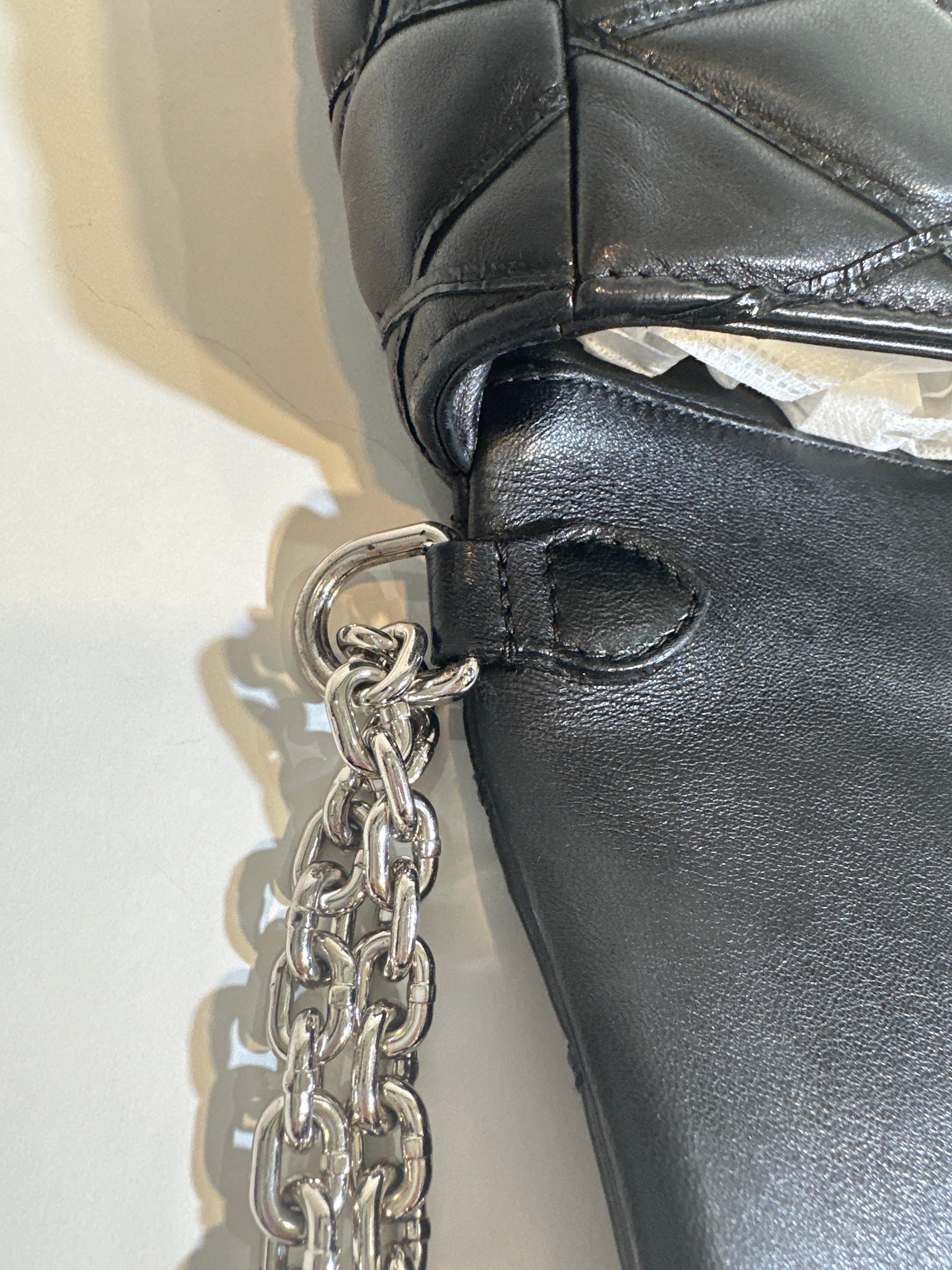 Louis Vuitton Malletage
Leather Bag Twist lock