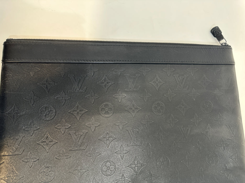 Louis Vuitton
Monogram Shadow Discovery Pochette